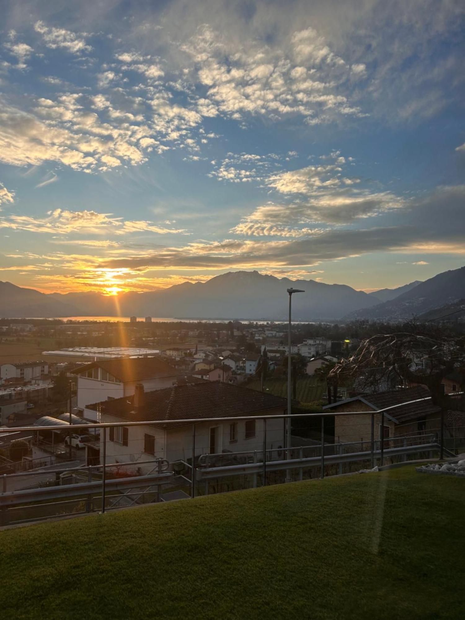 Moderno Bilocale Vista Lago Maggiore Gordola Buitenkant foto